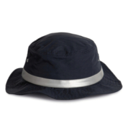 Chapeau à bords larges...